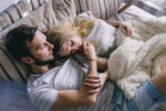 Privat: Care sunt beneficiile co-sleepingului cu o persoană dragă?
