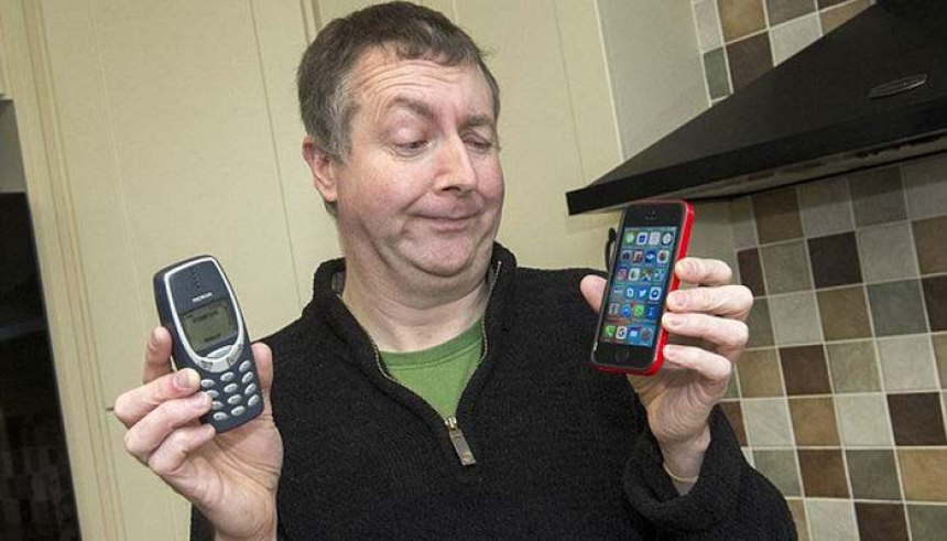 Fostul militar folosește un telefon Nokia de 17 ani