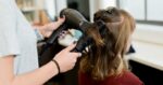 Sfaturi la salon: cum să obții tunsoarea mult dorită de la frizerul tău și cum să depistezi greșelile pe care le face acesta