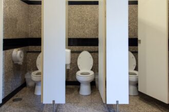 9 motive pentru care cabinele de toaletă nu sunt acoperite până la podea
