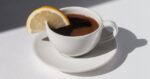 O combinație neobișnuită: ce se va întâmpla dacă vei bea cafeaua cu lămâie ?
