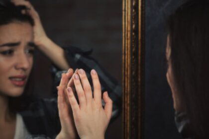 Cum să-ți iubești reflexia în oglindă: 6 sfaturi care te vor ajuta în drumul tău spre acceptarea de sine