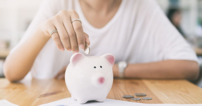 Cum să-ți gestionezi corect banii astfel încât să poți face economii: 4 sfaturi de la experții financiari