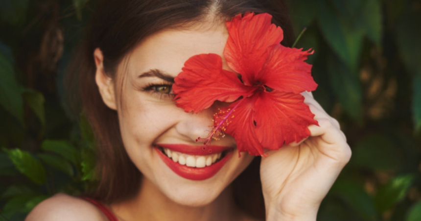 Floarea tinereții: TOP 6 beneficii magice ale hibiscusului despre care nu știai