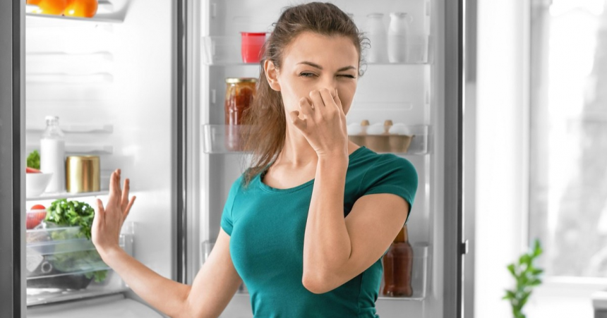Oricine trebuie să le cunoască: 2 trucuri simple, dar eficiente, în lupta cu mirosul neplăcut din frigider