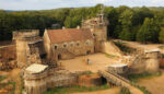 Privat: Francezii construiesc un castel folosind tehnologie din secolul al XII-lea